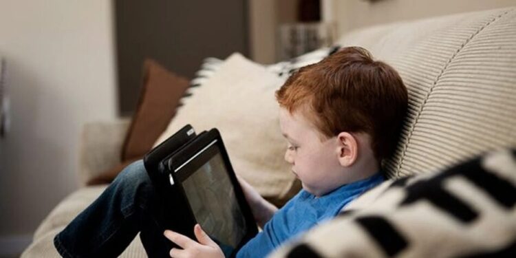 TikTok та X заявляють про свою "нейтральність" щодо заборони соцмереж для дітей – ЗМІ