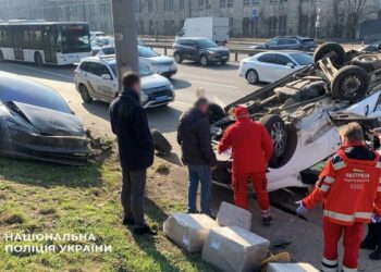 Peugeot зіткнувся з Tesla та перекинувся – ускладнено рух на виїзд з Києва