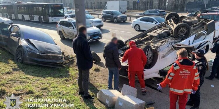 Peugeot зіткнувся з Tesla та перекинувся – ускладнено рух на виїзд з Києва