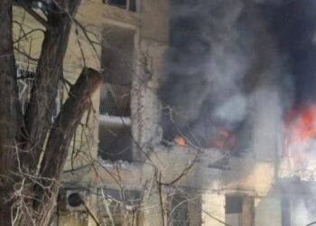 У Дніпрі російський шахед влучив у багатоповерхівку є постраждалі