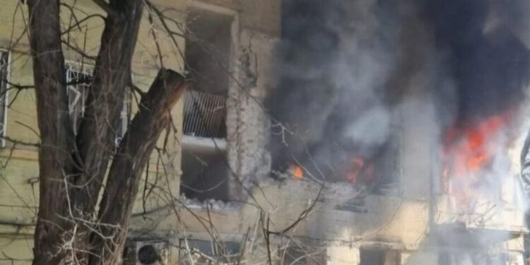 У Дніпрі російський шахед влучив у багатоповерхівку є постраждалі