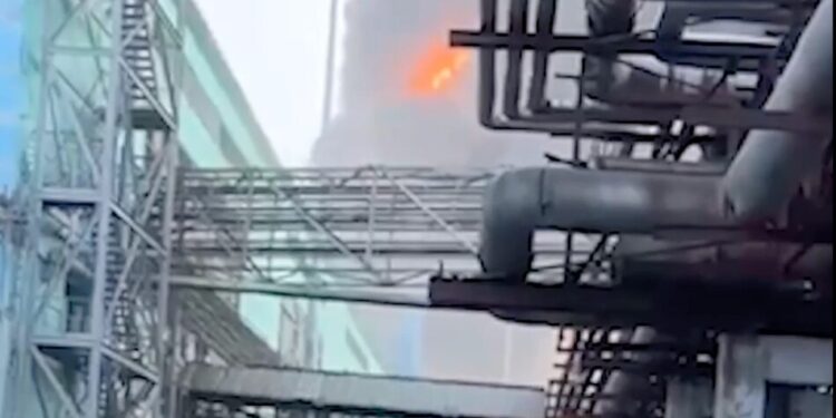 Масштабна пожежа спалахнула на заводі у Татарстані: три людини загинули, понад 50 – поранені