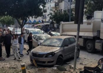 Частини іранської касетної ракети впали біля посольства України в Ізраїлі – МЗС