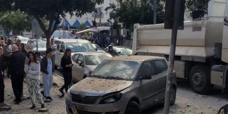 Частини іранської касетної ракети впали біля посольства України в Ізраїлі – МЗС