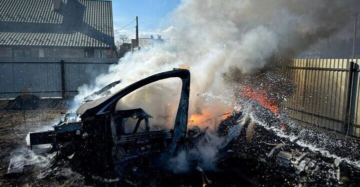 На Львівщині через природну пожежу згоріла Tesla