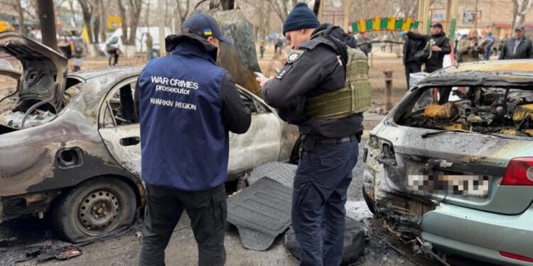 Просто посеред дня по двору багатоповерхівки – нові кадри з місця удару рф у Харкові, де зросла кількість постраждалих