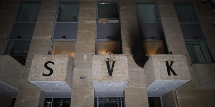 Невідомі у Празі закидали коктейлями Молотова “Російський дім”. У мзс рф уже викликали посла Чехії