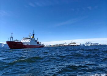 Український криголам "Ноосфера" вперше доставив експедицію і вантаж до британської антарктичної станції "Ротера"