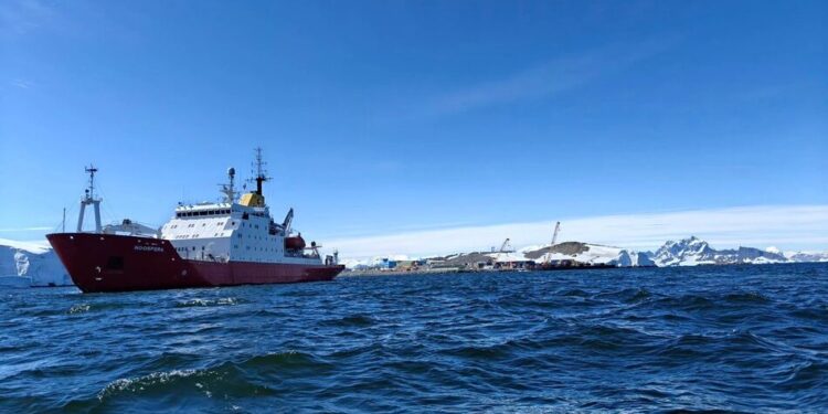 Український криголам "Ноосфера" вперше доставив експедицію і вантаж до британської антарктичної станції "Ротера"