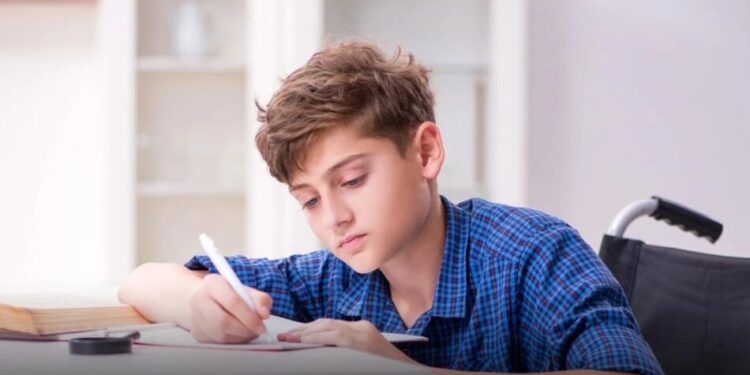 Кабмін запровадив нові стипендії по 8000 гривень для студентів з інвалідністю – хто їх отримає