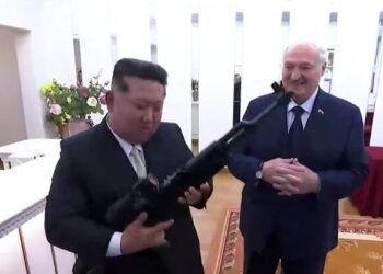 лукашенко подарував Кім Чен Ину автомат і підписав "дружбу" з КНДР