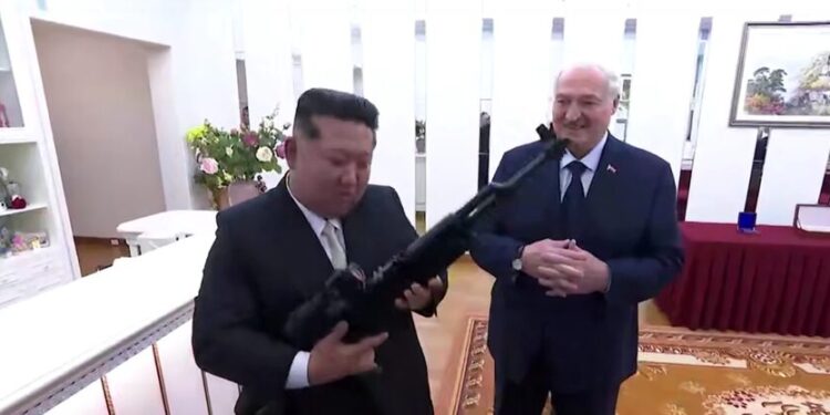 лукашенко подарував Кім Чен Ину автомат і підписав "дружбу" з КНДР