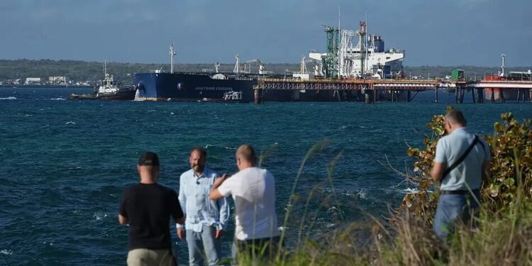 До Куби прибув підсанкційний танкер із російською нафтою за згоди США