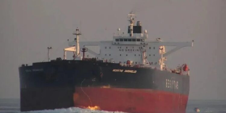 У Чорному морі уражено танкер, завантажений нафтою з росії – турецький міністр
