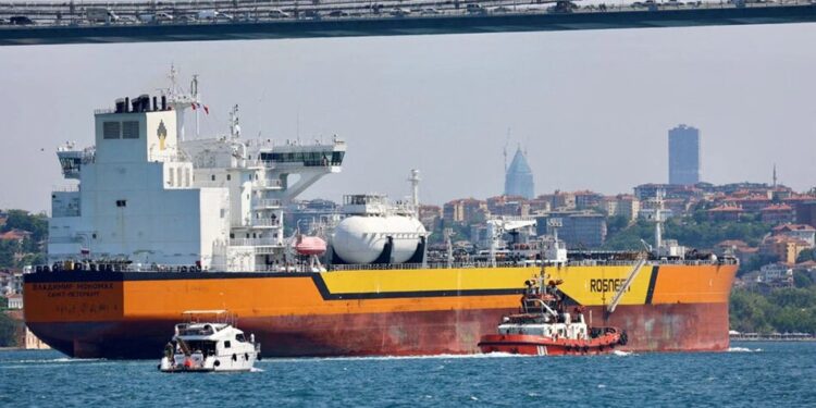 Щонайменше 40% російських потужностей з експорту нафти зупинені – Reuters