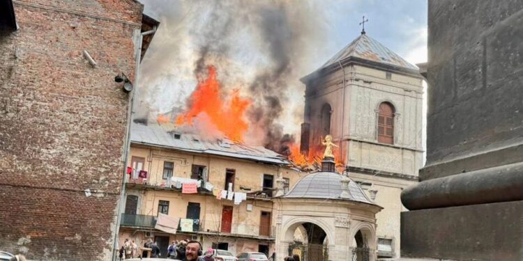 Через атаку рф на Львів щонайменше двоє людей поранені, горить багатоповерхівка