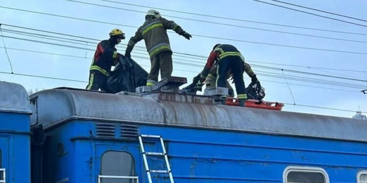 У Києві на даху потяга загинув підліток, ще двоє госпіталізовані з опіками