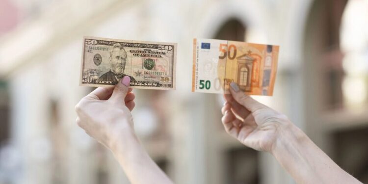 Курс валют на 31 березня: долар та євро продовжують дешевшати після рекордів