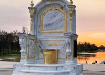 Золотий унітаз виставили у Вашингтоні, висміюючи декор Трампа на тлі ремонту у Білому домі