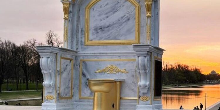 Золотий унітаз виставили у Вашингтоні, висміюючи декор Трампа на тлі ремонту у Білому домі