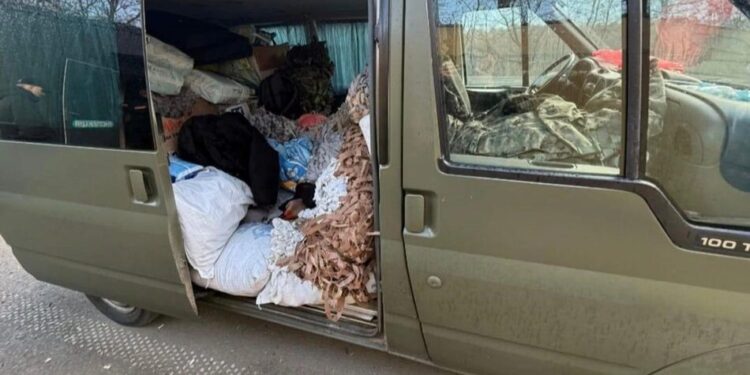 Вивозив ухилянтів під маскувальними сітками – на Буковині затримали капелана з поплічником