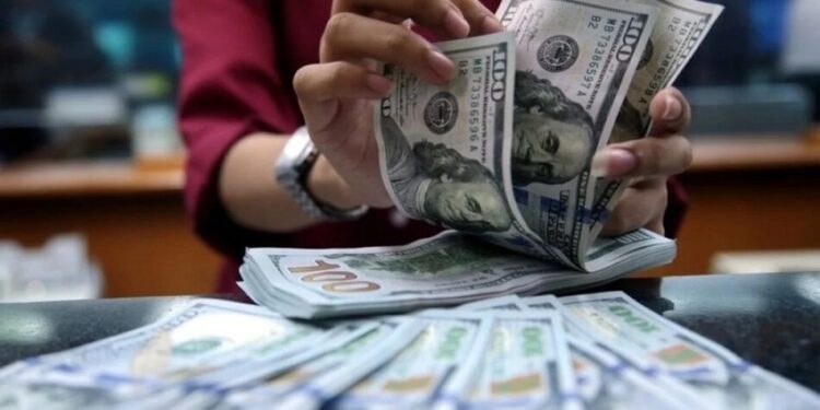 Від курсу валют до пенсій: як проблеми з міжнародним фінансуванням вплинуть на економіку країни та життя українців