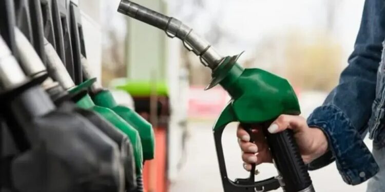 Кабмін пояснив, чому замість зміни акцизів в Україні запровадили кешбек на пальне