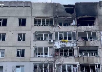 У Львові чоловік вивісив прапор України на балконі квартири, пошкодженої “шахедом”