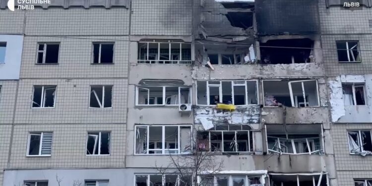 У Львові чоловік вивісив прапор України на балконі квартири, пошкодженої “шахедом”