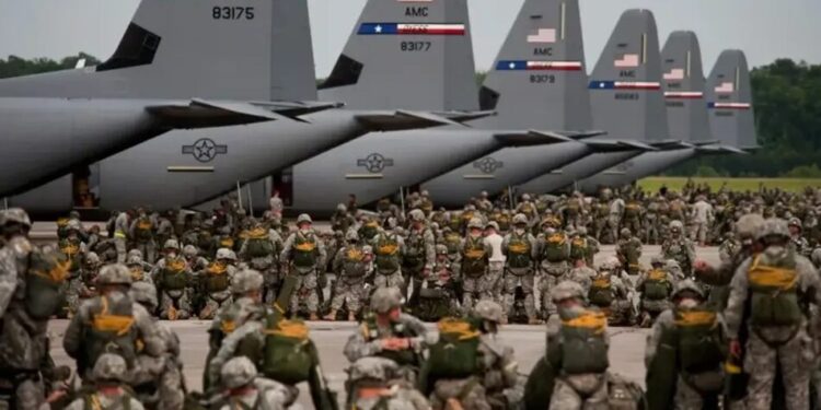 США перекинули 3500 військових та авіаносець USS Tripoli на Близький Схід