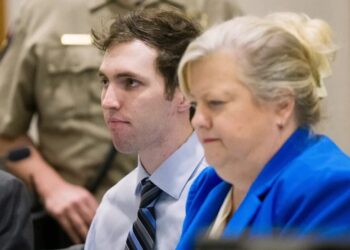 Адвокати підозрюваного у вбивстві Чарлі Кірка просять відкласти слухання у справі