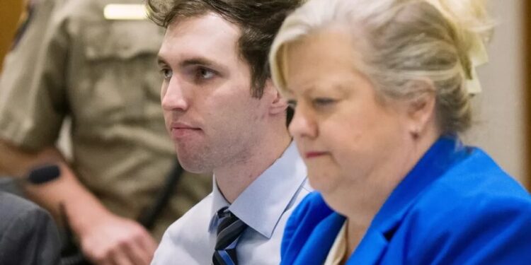 Адвокати підозрюваного у вбивстві Чарлі Кірка просять відкласти слухання у справі