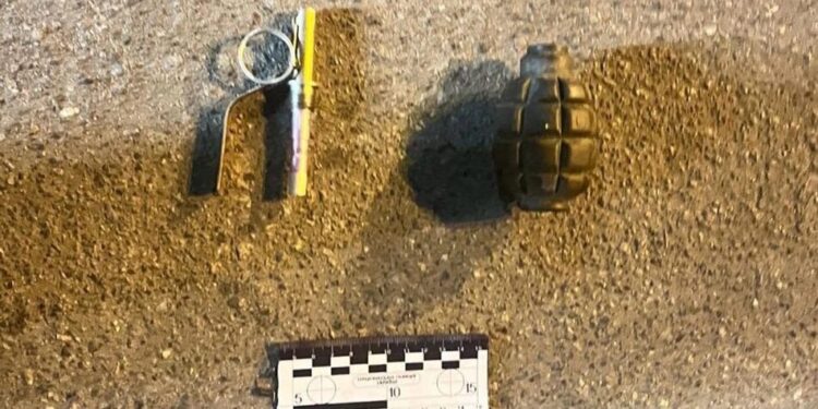 У Києві іноземець з гранатою Ф-1 погрожував перехожим на вулиці – його затримали