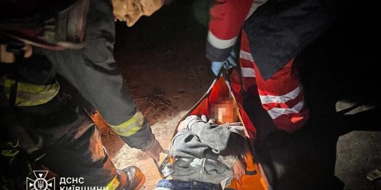 Святкували день народження на закинутій водонасосній станції – під Києвом 17-річна дівчина впала у восьмиметрову шахту