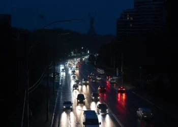 Перебої зі світлом через ворожі атаки у шести областях, графіки – у вечірній пік