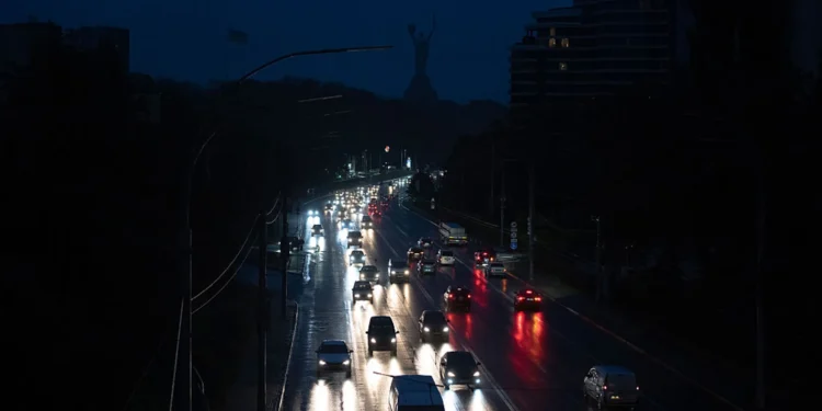 Перебої зі світлом через ворожі атаки у шести областях, графіки – у вечірній пік