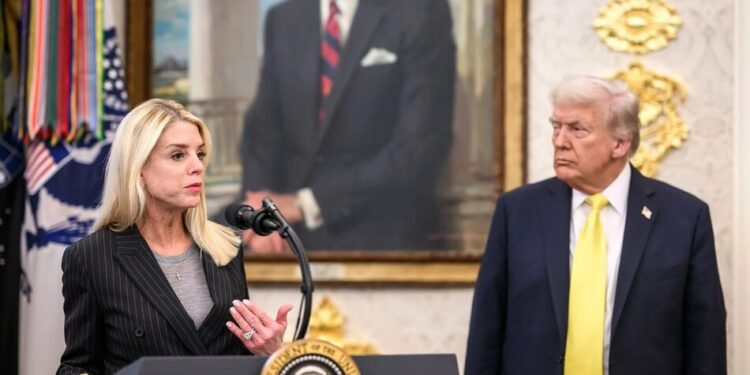 Трамп обговорював звільнення генпрокурорки США на тлі невдоволення щодо "справи Епштейна" – ЗМІ