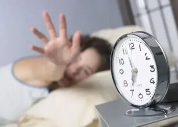 Вплив недосипання на вагу та гормони – чому виникає бажання переїдати