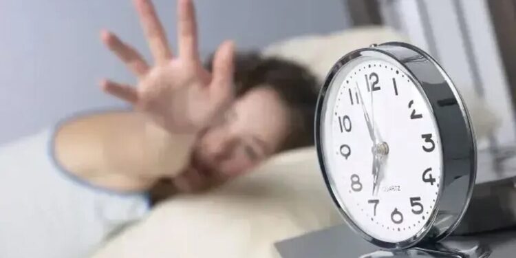 Вплив недосипання на вагу та гормони – чому виникає бажання переїдати