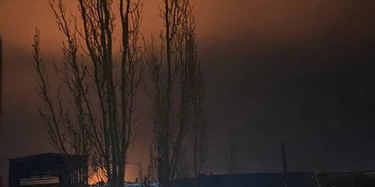 У російському тольятті після нічної атаки БПЛА спалахнула територія біля двох хімзаводів
