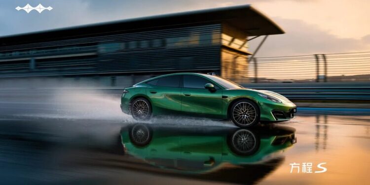 Китайський BYD представила електроседан, який кине виклик Tesla Model S Plaid