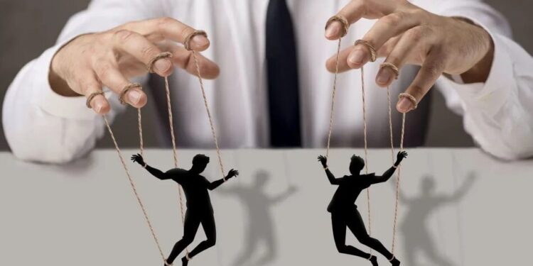 Як розпізнати маніпуляції і не піддатись їм: ознаки маніпулятора та приклади