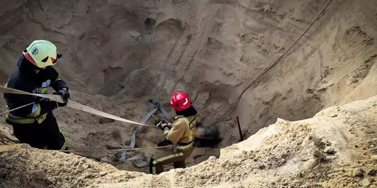 На Хмельниччині чоловіка на смерть засипало землею під час копання криниці