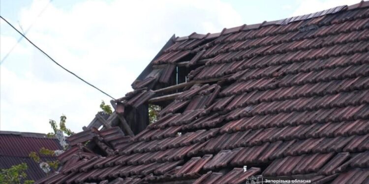 Російська атака на Запоріжжя забрала життя людини, серед поранених – дитина