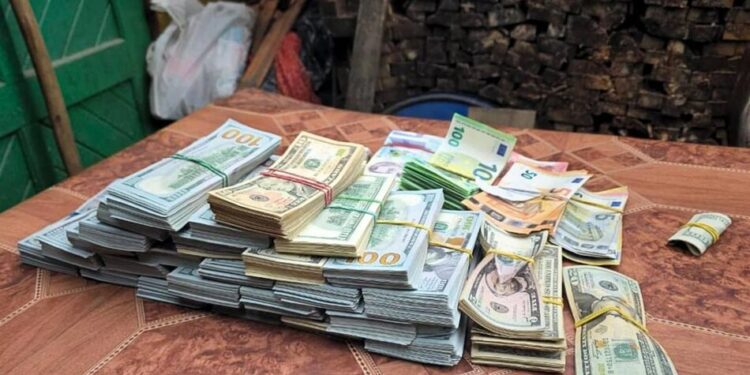 На Закарпатті затримали голову ВЛК, в якого вилучили близько 11 млн грн готівки