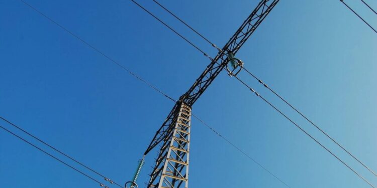 Перебої зі світлом у 13 областях через ворожі атаки та негоду