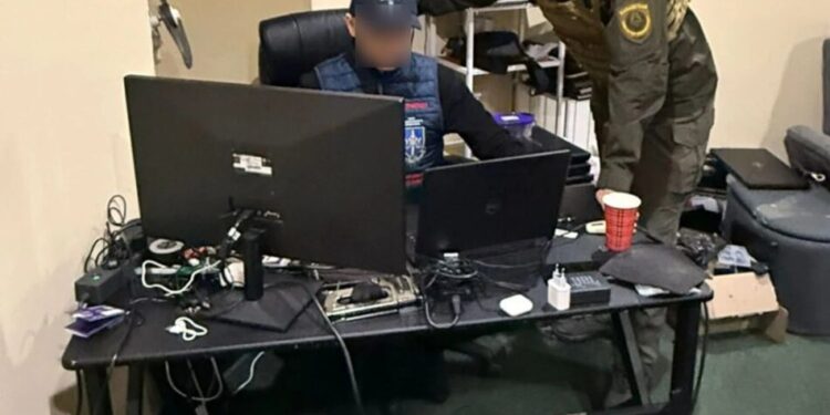 Суд обрав запобіжні заходи учасникам шахрайської мережі кол-центрів з Дніпра – Кравченко