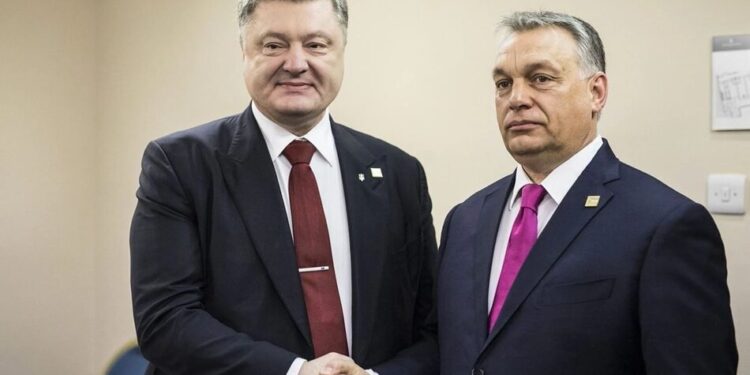 Порошенко задекларував майже 53 мільйони виплат від проросійського уряду Орбана та вивів в Угорщину ще близько 15 мільйонів
