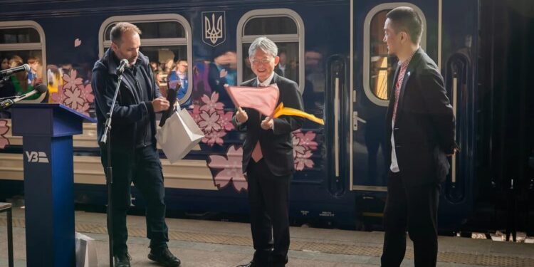 В Україні з'явився новий флагманський потяг "Сакура" на маршруті Київ-Ужгород