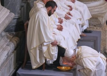 Папа Лев XIV повернув традиційний обряд обмивання ніг священникам у Великий четвер